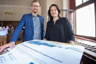Pfiffige Spendenaktion: So wird Plauens Theater-Foyer aufpoliert - Tobias Kämpf und Denise Schuh präsentierten die Aktion zum Aufmöbeln des Theaterfoyers.