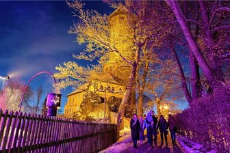 Pfiffiges Design und altes Spielzeug stehen bei Auerbacher Kunsthandwerkermarkt hoch im Kurs - Die Besucher erlebten am Wochenende ein ganz besonderes Flair beim winterlichen Kunsthandwerkermarkt am Auerbacher Schlossturm. 