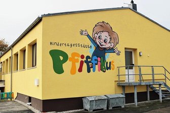 Pfiffikus strahlt vom Kita-Giebel in Eppendorf - Die Fassade der Kita "Pfiffikus" in Eppendorf strahlt nach der Sanierung in frischen Farben. 