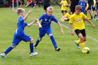 Pfingst-Cup des SV Lok Glauchau-Niederlungwitz: Erst die Fußball-Theorie, dann die Praxis - Die Nachwuchsabteilung des SV Lok – hier die E-Jugend 2024 in Gelb gegen Erfurt Nord in Aktion – freut sich über Pfingsten wieder auf namhafte Gegner.