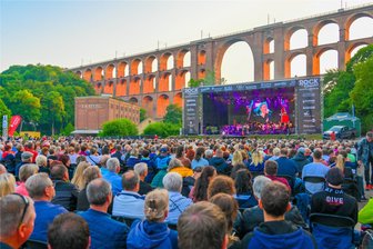 Pfingst-Events an der Göltzschtalbrücke: Was Besucher jetzt wissen müssen - Die Rock Classics sind am Pfingstsamstag erneut der Publikumsmagnet an der Göltzschtalbrücke. Beginn ist diesmal bereits 19.30 Uhr, macht der Veranstalter Krauß Event aus Zwickau aufmerksam.