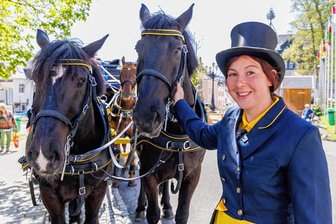 Pfingsten am Fichtelberg: In der Postkutsche durch ein wunderschönes Stück Erzgebirge - Anne Kaufmann vom gleichnamigen Fuhrgeschäft aus Oberwiesenthal freute sich über den Neustart der Postkutsche.