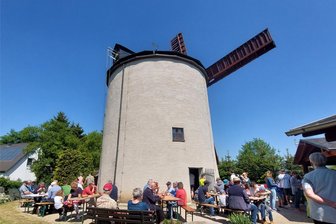 Pfingsten im Vogtland: Wandern mit dem Müllerburschen und geöffnete Mühlen - Die Windmühle in Syrau ist ein beliebtes Ausflugsziel.