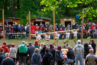 Pfingsten in Erlbach-Kirchberg: Warum das Dorf nicht nur beim Baumstamm-Schleppen einen guten Plan hat - Die Highland-Games sind beim Dorffest Kult, genau wie die kleinen Verkaufsbuden und vieles mehr.