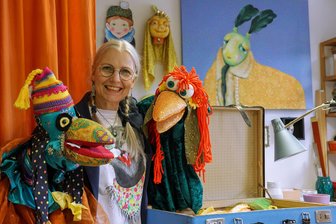 Pfingstsonntag: Erzähltheater in St. Egidien - Künstlerin Biggi Hopp mit einigen ihrer Figuren.
