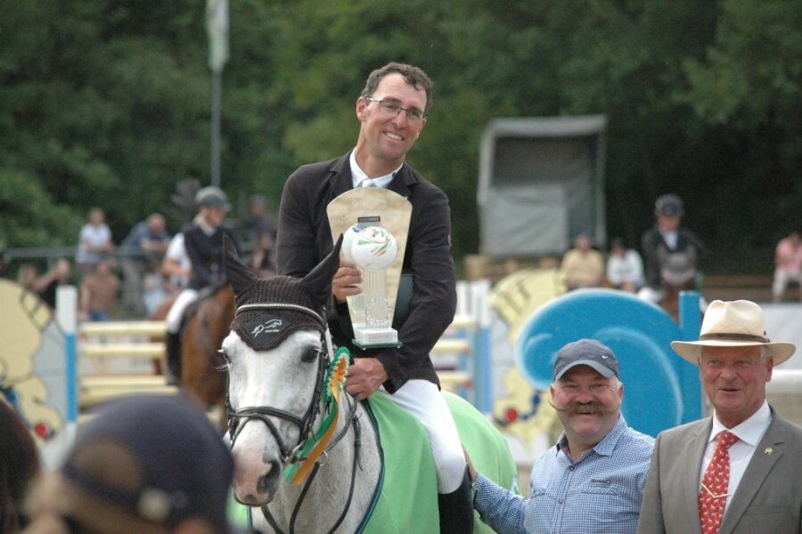 Michael Kölz (l.) mit der Siegertrophäe beim diesjährigen Großen Preis von Langenleuba-Oberhain am Montagabend.