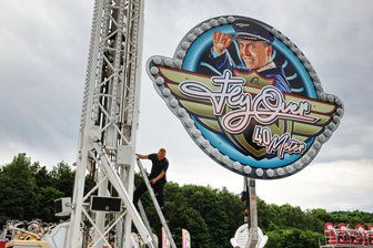 Pfingstvolksfest im Erzgebirge startet am Freitag: Riesenkettenflieger verspricht besonderen Adrenalinkick - Er soll Besucher des Pfingstvolksfestes in Schwarzenberg hoch hinaus bringen: der „Fly Over Swing Tower“ - ein Riesenkettenflieger.