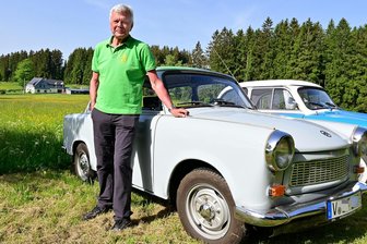 Pfingstwanderung „Durchs Zwotaer Land“: Eine Kuh am Start, ein Trabi für den Enkel und immer etwas Neues - Andreas Bretschneider mit seinem Trabant 601 de luxe, Baujahr 1979, den er vor allem für seinen Enkel gekauft und wieder hergerichtet hat.