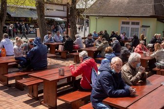 Pfingstwochenende: Volle Biergärten in Tschechien - leere Bänke im Erzgebirgskreis - In einem Lokal in Potucky genossen Ausflügler am langen Pfingstwochenende ihr Mittagessen in der Sonne. Für einen Besuch brauchen Gäste einen negativen Coronatest, einen Impf- oder Genesungsnachweis. Die Kontrolle erfolgt durch die Polizei und Mitarbeiter der Hygienestation, nicht durch die Wirte. 