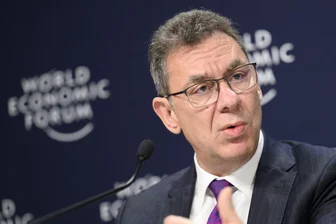 Pfizer-Chef sagt Merz ab und stellt Investitionen in Frage - Pfizer-Chef Albert Bourla ist über die Sparvorgaben der Bundesregierung verärgert. 8Archivbild)
