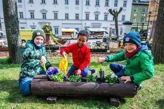 Pflanz- und Bastelaktion am Osterbrunnen und ein goldenes Osterei in Stollberg - Die Kinder bepflanzten die Kästen am Osterbrunnen (im Hintergrund) mit Freude: Ben Reichel, Yousef Berhe und Nils Wiegandt (von links) vom Hort am „Park der Sinne“.
