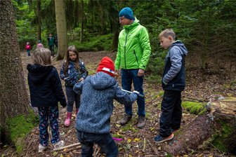 Pflanzaktion im Erzgebirge: Grundschüler bringen 500 Weißtannen im Stadtwald in Boden - Lars Neumann von den Stadtwerken Aue-Bad Schlema arbeitete mit den Grundschülern Nele, Noah, Franz und Sydney in einer Gruppe.