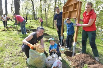 Pflanzaktion zum Jubiläum -  Die SSV-Vereinsvorsitzende Jacqueline Braun (l.) half mit Verena Büttner und ihrem Sohn Tobias (8) sowie Erik (5) und Vater Matthias beim Aufstellen des Hotels.