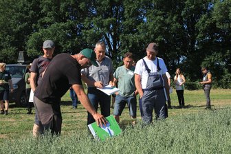 Pflanzen im Klimastress: Wie sich Landwirte im Vogtland rüsten können - Die Feldtage in Christgrün - hier 2023 - sind von Landwirten gut besucht.