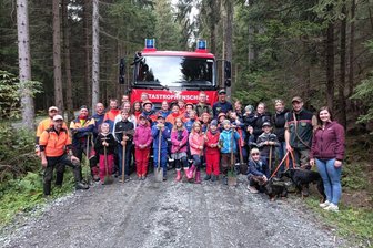 Pflanzen statt löschen: Warum junge Feuerwehrleute bei Kottenheide Bergulmen pflanzen - Die Mitglieder der Kinder- und Jugendfeuerwehr Muldenhammer mit ihren Helfern bei der Pflanzaktion für die Bergulme im Revier Kottenheide.