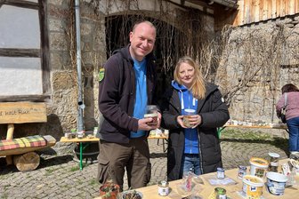 Pflanzenfreunde werden auf der Schlossruine Hartenstein fündig - Michaela Greif und Heiko Goldberg vom Nabu organisieren die Pflanzentauschbörse in Hartenstein.