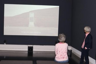 Pflanzensamenbank überzeugt die Jury - Jumana Mannas preisgekrönter Film "Wild Relatives" zeigt den Weg von Saatgut zwischen Syrien, dem Libanon und Norwegen. Die palästinensische Künstlerin lebt in Berlin.