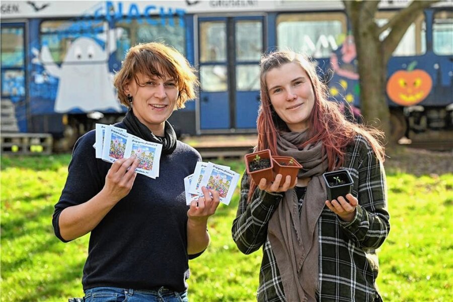 Pflanzentausch für mehr Natur in Chemnitz - Heidi Enderlein (links) und Julia Beck organisierten den ersten Pflanzen- und Samentausch im Club Subbotnik. 