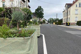 Versuch beendet: Pflanzkübel auf der Bahnstraße in Chemnitz werden abgebaut - Der Verkehrsversuch im Stadtteil Schönau endet. Die Pflanzkübel werden wieder abgebaut.