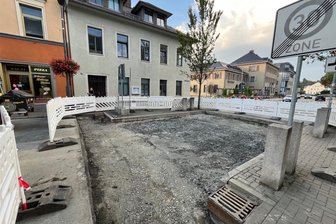 Pflaster nach Bürgerbeschwerden raus: Zufahrt zu Oelsnitzer Innenstadt dicht - Das Pflaster an der Oelsnitzer Dr.-Friedrichs-Straße kurz vor der Sparkassenkreuzung wird durch Asphalt ersetzt.