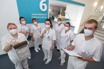 Pflege-Azubis auf eigenen Füßen - Zwei Wochen lang führten Pflege-Azubis des zweiten und dritten Lehrjahres unter Leitung von Tobias Müller (rechts) die Palliativstation des Kreiskrankenhauses Freiberg.