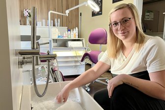 Pflege für kranke Füße: Junge Erzgebirgerin eröffnet Podologie-Praxis in Schwarzenberg - Jede Fußpflege beginnt mit einem Fußbad, das Luisa Teubner für die Patienten vorbereitet. In Schwarzenberg eröffnet die junge Frau nun eine Podologie-Praxis.