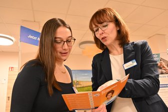 „Pflege geht nur von Mensch zu Mensch“ – Seniorenzentrum in Thalheim verzeichnet viele Bewerber - Studentin Celine Queck (li.) im Gespräch mit Praxisanleiterin Carola Knappe.