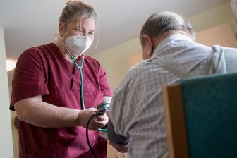 Pflege: Heimplätze werden immer teurer - Pflege im Heim wird nun besser bezahlt, kostet aber auch mehr.