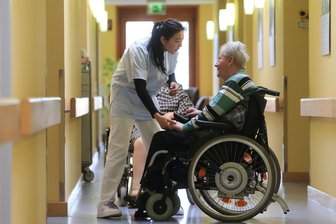 Pflege in Sachsen auf dem Prüfstand: Heimaufsicht kontrollierte 2025 nur jede dritte Einrichtung - 2025 hat die sächsische Heimaufsicht 34 Prozent der Pflegeeinrichtungen auf Mängel überprüft. Zu wenig, findet die Linksfraktion im Landtag.