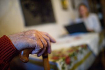 Pflegebegutachtung in Sachsen läuft jetzt digital - Ein Gutachter stellt die Pflegebedürftigkeit fest. Nun muss er nicht mehr zwingend nach Hause kommen.