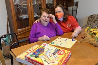 Pflegedienst baut erste Senioren-WG Siebenlehns auf - Im Gebäude Markt 7 in Siebenlehn hat der Pflegedienst Nadja Volkov Einzug gehalten. Im Bild Pflegekraft Carmen Melzer (r.) beim Brettspiel mit einer Bewohnerin.