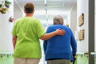 Pflegedienst betrügt Krankenkassen - Amtsgericht verhängt Bewährungsstrafe - Der Ex-Leiter eines Pflegedienstes hat zu Unrecht Leistungen abgerechnet. 