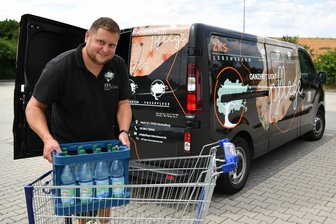 Pflegedienst erleichtert Einkaufswege für Senioren in Wechselburg: „Wir haben immer was zu lachen“ - Philipp Podzimek fährt die Senioren zum Einkauf, er hilft auch beim Verstauen der Lebensmittel.