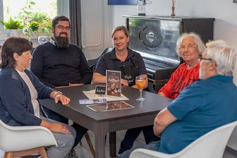 Pflegedienst eröffnet Café im Auerbacher Neubaugebiet - In der Auerbacher Albert-Schweitzer-Straße 33 nicht nur für die Bewohner des Hochhauses geöffnet: Das neue "Café Klatsch", das dort von Sascha Pfeifer (2. von links) und Christina Pfeifer (Mitte) betrieben wird.