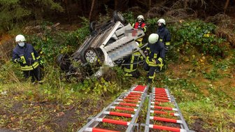 Pflegedienstauto überschlägt sich an S 217 - Rettungshubschrauber im Einsatz -