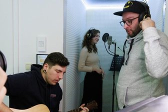 Pflegeeltern gesucht: Studenten entwerfen besondere Kampagne - Paul Korb und Luzie Carola Rietschel haben im Tonstudio von Sebastian Seidel (r.) das Lied mit dem Titel "Zuhause" aufgenommen. Es ist Teil einer Cross-Media-Kampagne für die Caritas in Chemnitz, um Pflegeeltern zu finden. Ansprechpartner für das Thema sind für Interessenten unter anderem auch die für den Wohnort zuständigen Jugendämter. 