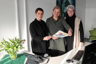 Pflegefachleute eröffnen im Erzgebirge eine neue Beratungsstelle - Nora Sunderbrink (Teamleitung Zentrales Belegungs- und Beratungsmanagement - Mülheim an der Ruhr), Sandy Gündel (Pflegeberaterin vor Ort) und Einrichtungsleiterin Anke Dettweiler-Hunger (v. l.) im neuen Beratungsbüro.
