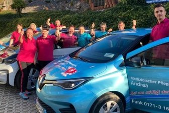 Pflegefirma setzt auf Flitzer mit Elektroantrieb - Das Team des Medizinischen Pflegedienstes in Steinpleis ist komplett auf Elektroautos umgestiegen.