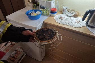 Pflegeheim-Alarm in Rochlitz: Feuerwehren rücken mit 24 Einsatzkräften aus - Eine verbrannte Pizza hatte starken Rauch im Pflegeheim in Rochlitz verursacht.
