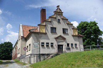 Pflegeheim-Pläne: Oelsnitz gewährt letzte Frist bis zum 15. August - Die Turnhalle an der Alten Reichenbacher Straße in Oelsnitz sollte einem Pflegeheim weichen.