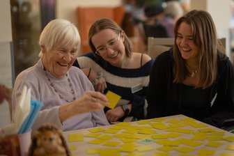 Pflegeheim statt Schule: Wieso Zehntklässler im Erzgebirge im Altenheim arbeiten - Wenn Bilder mehr sagen als Worte: Marlen Melzer (r.) und Anna Harzer beim Memory-Spielen mit Gundula Dentler.