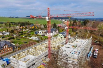 Pflegeheim wächst auf Areal der alten Kammgarnspinnerei - Bewegung in Dungersgrün: Am Altenpflegeheim an der Brockauer Straße geht es nun voran. Als neuer Termin für die Eröffnung ist das zweite Quartal 2022 angepeilt.
