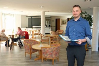Pflegeheim: Wenn das Foyer zur Wohnstube wird - Marcel Strobel will das Foyer des Seniorenpflegeheimes modernisieren.