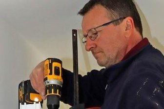 Pflegeheimbetreiber geht neue Wege - Fensterbauer Steffen Wächtler bereitet den Rahmen für eine Tür vor.