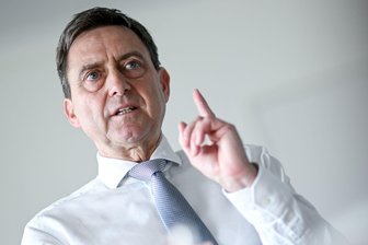 Pflegekassen rechnen 2026 mit einer Milliarde Euro Defizit - "Bei der Pflegeversicherung brennt die Hütte", warnt GKV-Chef Oliver Blatt. (Archivbild)
