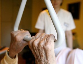 Pflegekosten innerhalb eines Jahres um 21 Prozent gestiegen - Pflegebedürftige in Sachsen müssen derzeit für einen Pflegeheimplatz im Durchschnitt 1.800 Euro pro Monat selbst bezahlen.