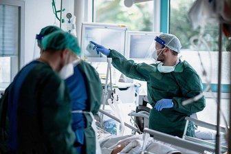 Pflegekräfte länger krankgeschrieben - Das Pflegepersonal arbeitet oft am Limit.
