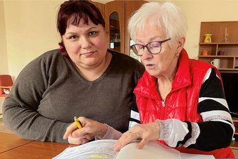 Pflegemutter aus der Ukraine mit neun Kindern nach Waschleithe geflohen: Wie ihre Helfer jetzt mit den Behörden kämpfen - Anzhela Boiko (l.) ist mit ihren neun Pflegekindern aus der Ukraine geflohen und lebt seit März 2022 im Hollandheim Waschleithe. Seither wird sie von Sylvia Becker betreut, die sich ehrenamtlich um die Mutter mit neun Kindern kümmert und ihr bei der Beantragung von Hilfeleistungen, Pässen und anderem hilft. 