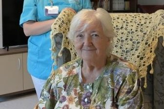 Pflegende Angehörige werden entlastet - Pflegedienstleiterin Anne-Marie Glaß mit Rita Winter aus Raum, die gern die Tagespflege besucht.