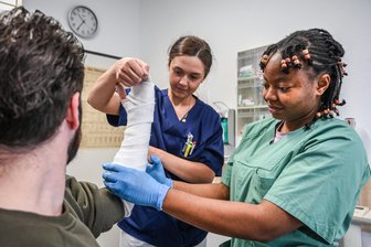 „Pflegende können mehr als sie derzeit dürfen“: Haben Sachsens Pflegekräfte bald mehr Verantwortung? - Eine Pflegefachkraft leitet eine Auszubildende beim Anlegen eines Gipses an. Um Pflegeberufe attraktiver zu machen, will Gesundheitsministerin Warken die Kompetenzen der Fachkräfte ausweiten.